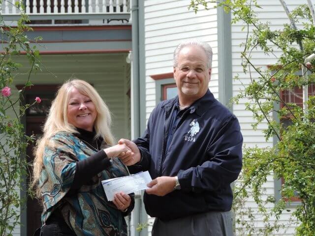 Candace Jones - GRHP shakes hands with Jerry Martin - WCA in front of the 1890s Davis Victorian Mansion. (640x480)